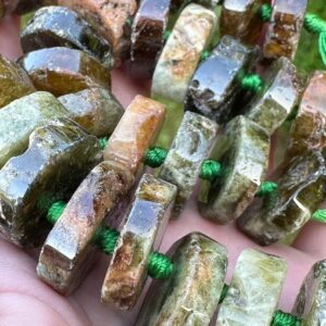 гранат зеленый, нить 19 см, размер ~ 20х6 мм