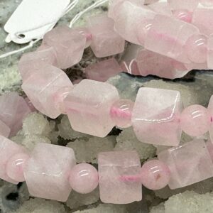 розовый кварц, нить 19 см, размер 7,8-8,4х7,8-8,4 мм