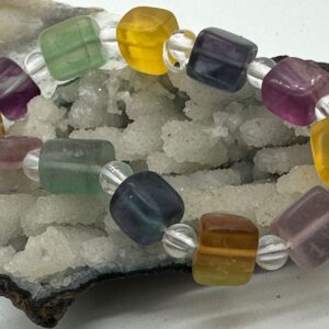 флюорит кубик, нить 19 см, размер 10,3-11,6х9-11 мм