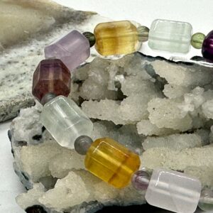 флюорит  трубочка, нить 19 см, размер 9,8х12 мм