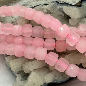 розовый кварц, нить 19 см, 7х7 мм