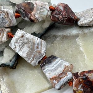 агат мексиканский, нить 19 см, 6-7 бусин, размер ~ 28х19х7 мм