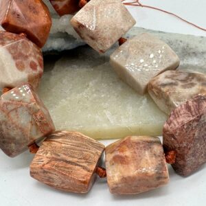 коралл окаменелый, нить 19 см, размер ~20х20х10 мм