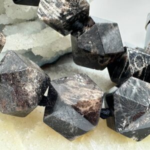 коралл окаменелый черный, нить 19 см, размер 16х16 мм