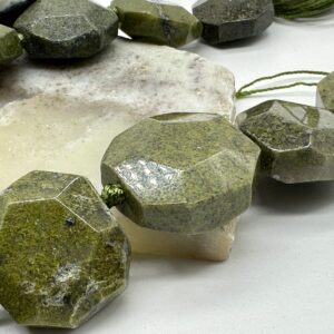 змеевик (серпентин), нить 19 см, размер ~22х22х9 мм