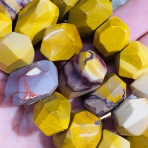 мукаит, нить 19 см, размер ~ 17х13 мм