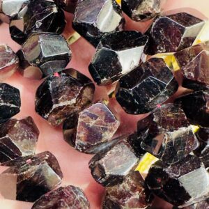 гранат, нить 19 см, размер ~ 17х13 мм